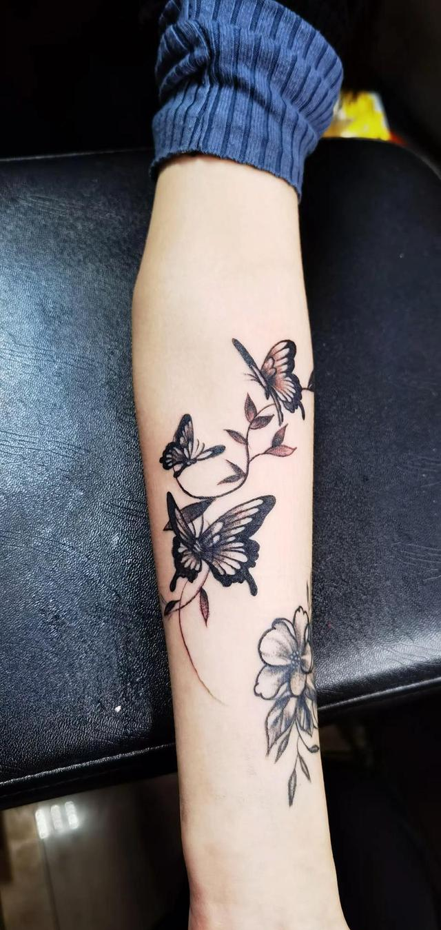 20岁姑娘隐私部位纹大花臂，3年后哭着洗：这3个坑别踩！