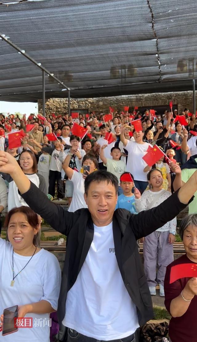 沂蒙山区数百名游客齐唱《歌唱祖国》，现场一片红色海洋