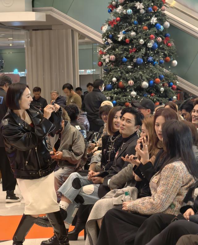 《新闻女王2》活动，张家妍缺席飞爷如此年轻，家嫂刘艳太漂亮了