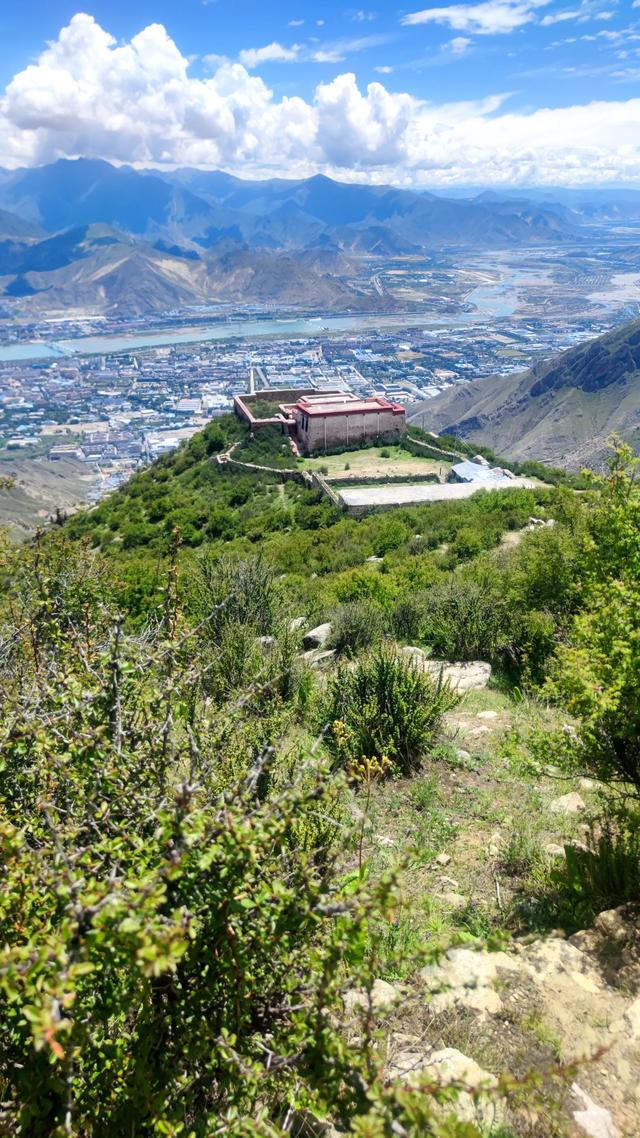 爬拉萨哲蚌寺后山，从海拔3600米到山顶5300米，上下20公里