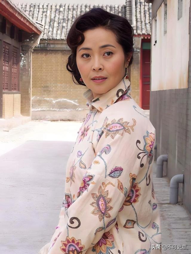 她长相漂亮，出演了100多部影视剧，但知道她名字的人却不多