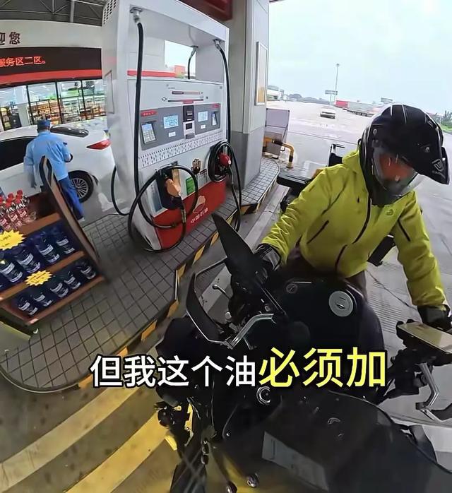 男子加油站滋油后续！因摩托车加油被拒，已被行政拘留，身份被扒