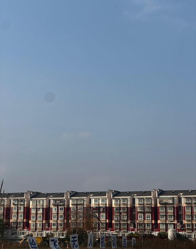 重庆九龙坡西彭抬头见蓝天，白云悠悠诉温柔，城市烦躁瞬间消散