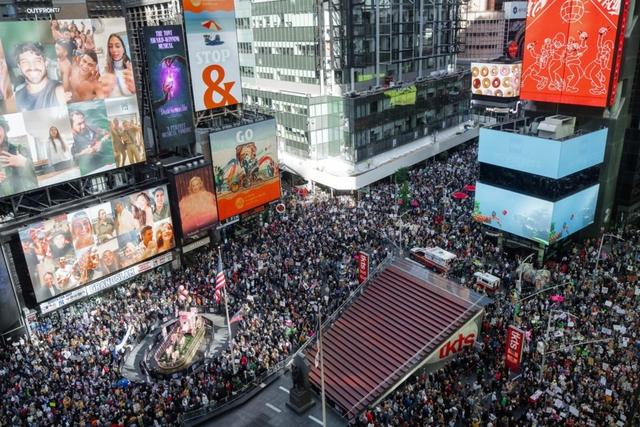 美国乱套了!全美怒吼"不要国王"，700万人抗议，特朗普回应太辣眼