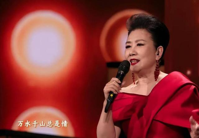 77岁还能压轴上央视春晚，无儿无女拼命赚钱，却有人给她磕头拜年