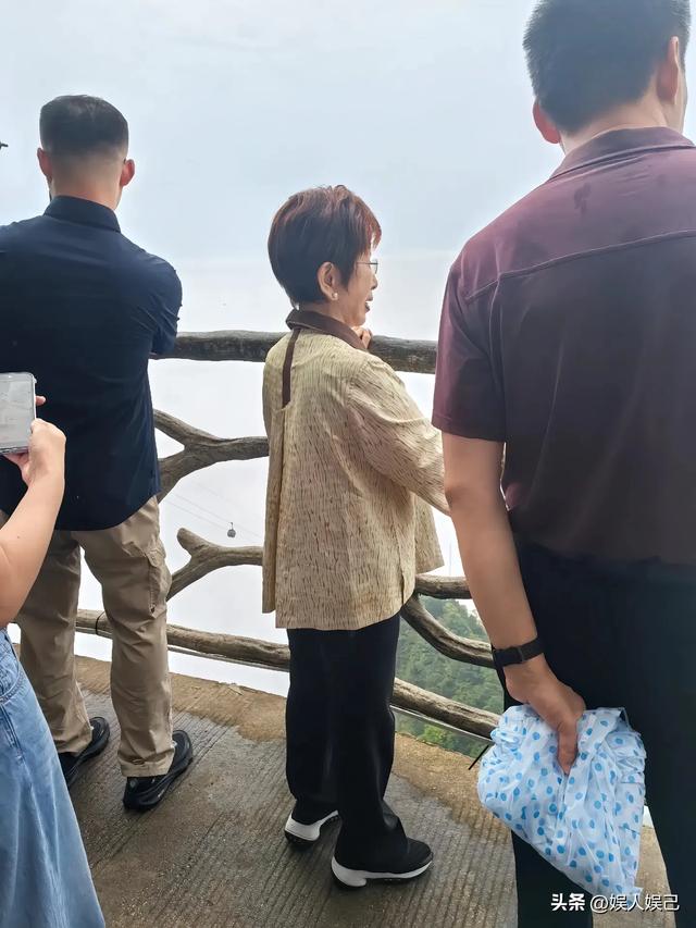 77岁洪秀柱游张家界天门山，与激动偶遇的游客热情打招呼，超有爱