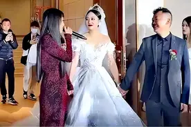 四川44岁妈妈送女儿出嫁，两人牵手登台惊艳众人，网友：像是姐妹图片