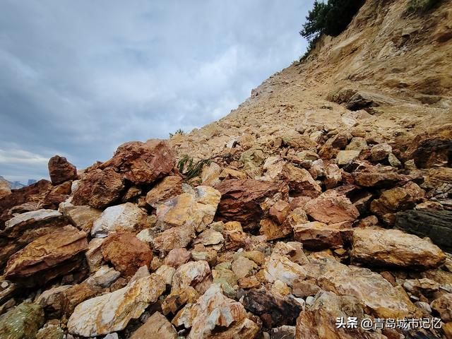 著名的石老人“网红洞”，因山顶滑坡导致塌陷