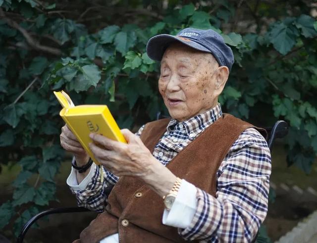 发现一个真相：容易焦虑的人，都有一个不太健康的习惯，不仅把日子过反了，还让自己越活越累