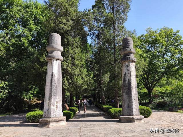 三访明孝陵，地宫藏在石头山下十分坚固，孙仲谋为其守门