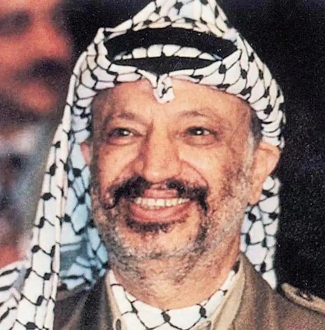 300人硬刚以色列坦克!阿拉法特凭巷战封神,却一手好牌打得稀烂