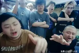 "十年直播生涯终章？德云色：我们只是在给青春‘打码’！🎬"图片