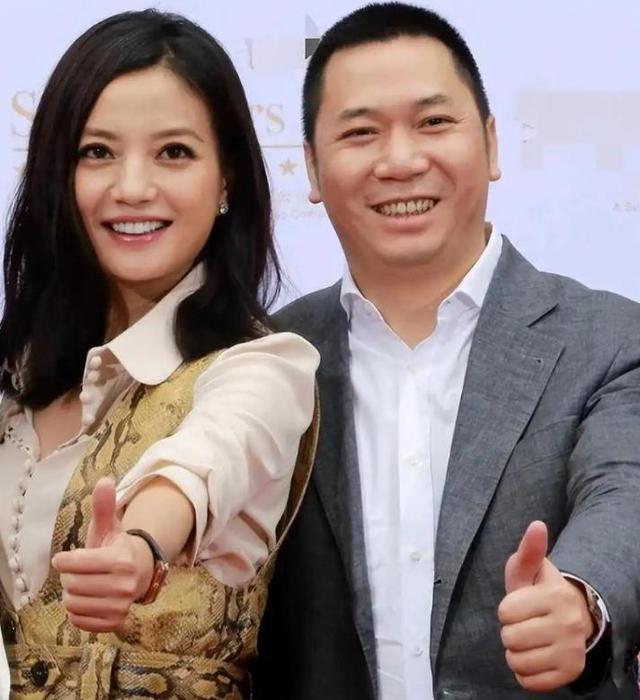 封杀4年	，赵薇做梦也没想到，如今56岁哥哥竟成了自己的“救赎”