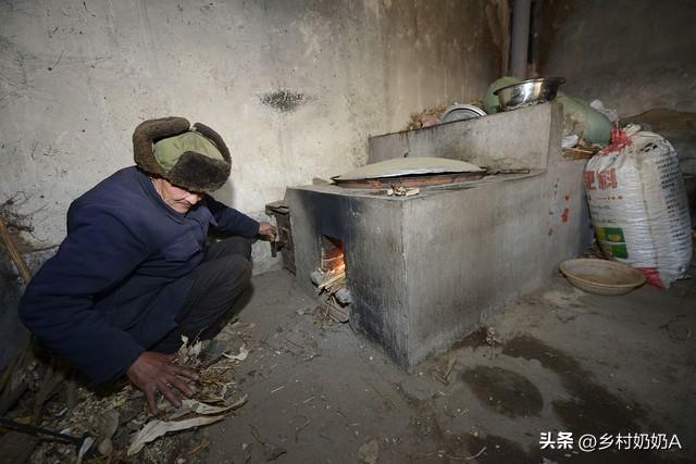 他疯了，就因为当了五保户，每个月领一千多块钱的养老金