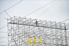 高压电塔线路拆除，为齐鲁大道北延腾出空间图片