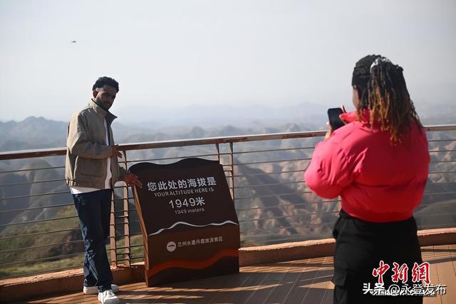 海外华媒走进兰州水墨丹霞：感受1.5亿年前的浪漫奇观