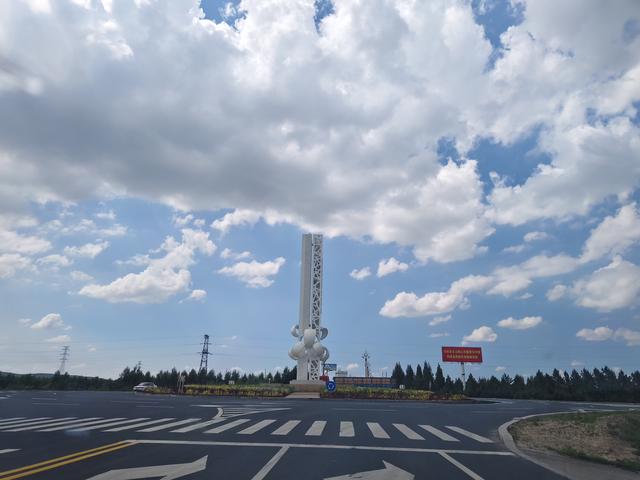 去北极村第四站——东乌。走99号公路我们去爬瞭望山。