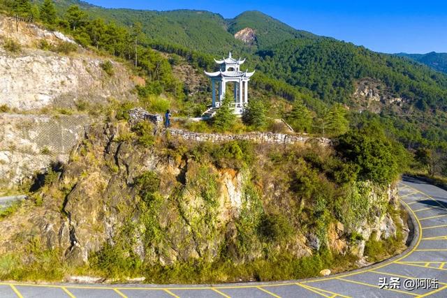 大理郊外的G214国道有个观景台，是只适合骑友去打卡的好去处