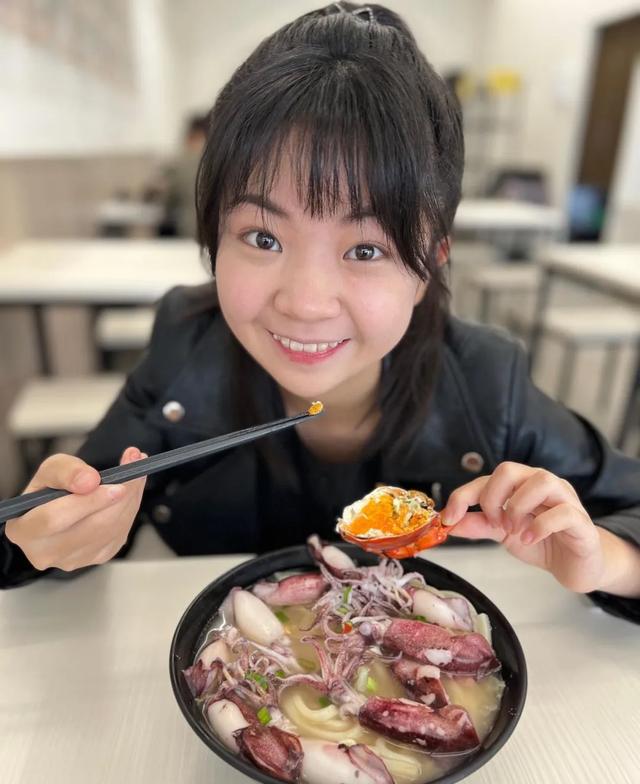 还记得《俗女养成记》里的小嘉玲吗？已经16岁啦？