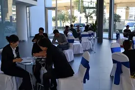 买车时，4S店强制你买车险，你该怎么办？行内人：一句话巧妙化解图片