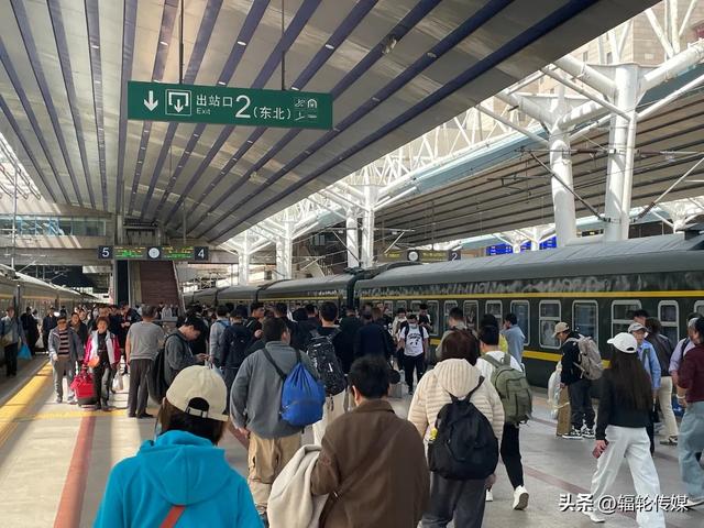 坐着火车看中国丨普铁列车换新装，主题列车成为旅行新风尚！