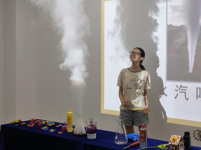 “掌上点火”引爆科学热情！博罗县公益课堂带青少年探索化学奥秘