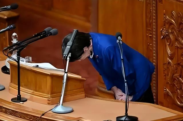 关键指标99%，高市乐得连喊3声“万岁”，麻生太郎：中国不足畏惧