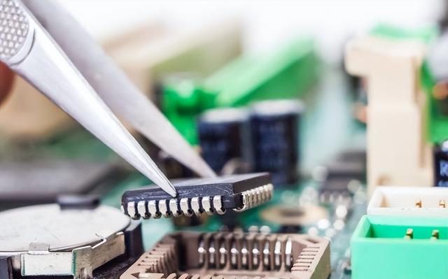 英国：我们觉得中国是竞争对手，中国：别闹，你连赛道也挤不进！