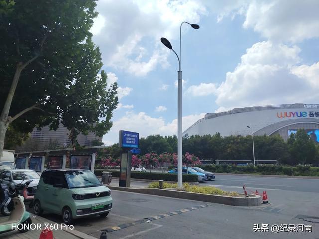 信华建国酒店和新城吾悦广场，如同商丘市中心城区的两颗璀璨明星