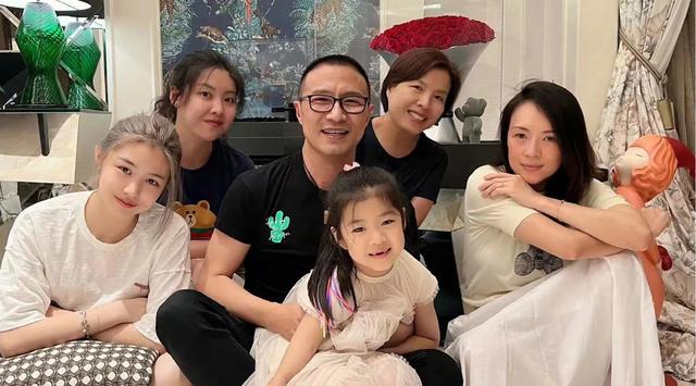 汪峰带4个儿女回国不到48小时，恶心一幕上演，二女儿外貌被吐槽