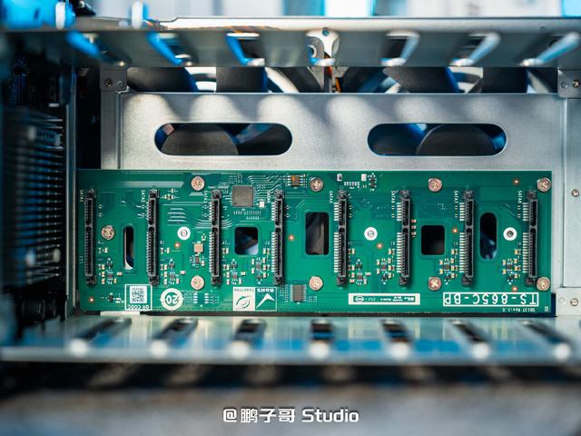 威联通新品NAS Qu805开箱：家用级定价、企业级性能,真香!
