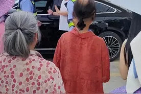 一幼童被陌生男子抱进车内，属地派出所回应图片