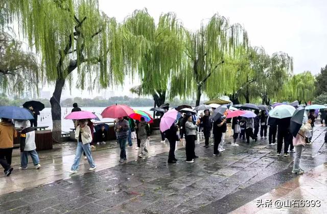 新华社原军事记者陶俊峰泉城美拍：《秋雨中游览大明湖》