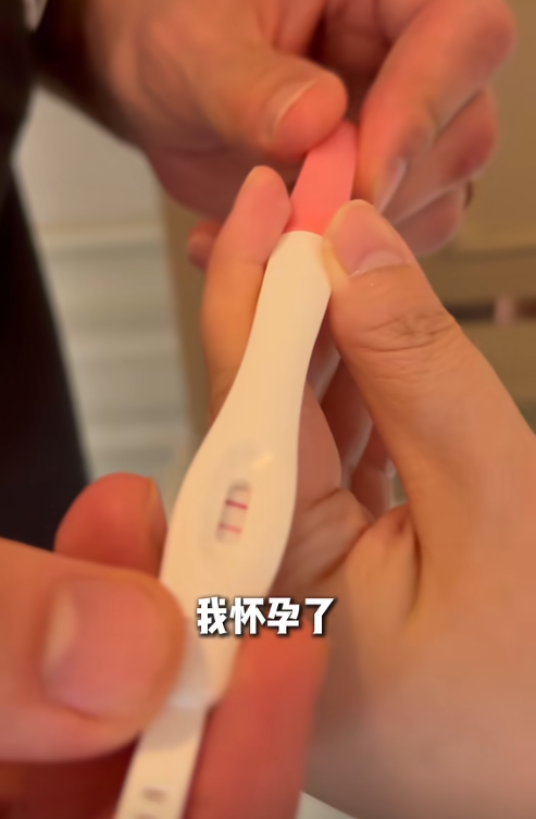 爱情乱了年纪！46岁大妈嫁儿子同学，绝经前怀混血儿，现生活幸福
