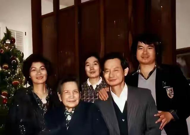 真相炸裂！吴石夫人家族联名发声，三面横幅揭开尘封百年身世！