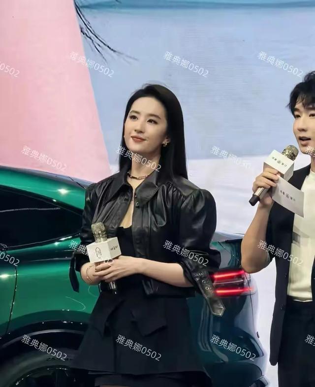 成都太古里偶遇刘亦菲逛街，素颜没网上夸的那么仙，有点儿萝卜腿