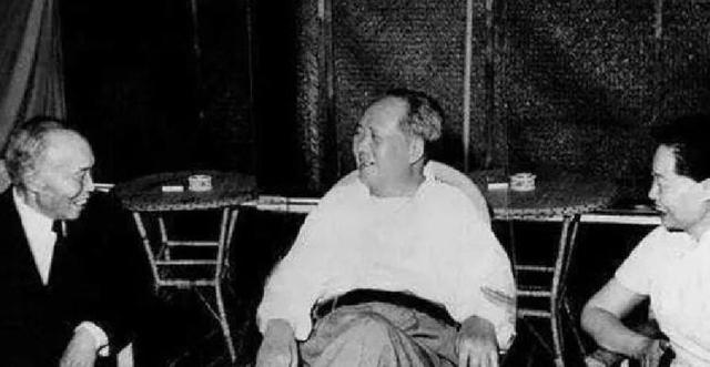 1966年75岁李宗仁和27岁妻子在寓所合影，相差近五十岁，恩爱无比