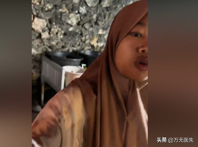 中国人巴厘岛旅游被宰，女摊主拿刀威胁还打人，事后小伙被骂丢脸