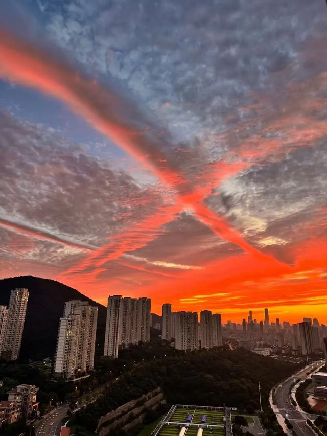 每次看到天上的云朵都会忍不住记录下来
