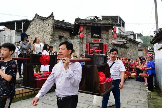 仫佬族最盛大的节日！广西罗城邀你这个周末来过依饭节咯~