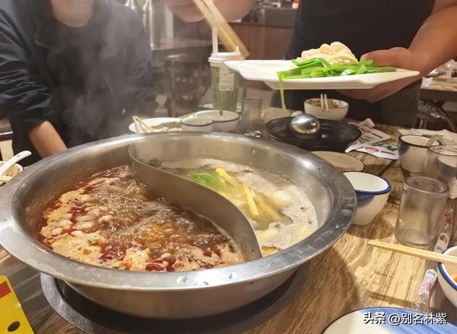 在额尔古纳和网友去了免费的湿地公园，晚上在青旅吃涮羊肉（十）