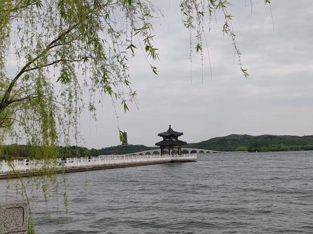 探秘烟台招远龙王湖,看三组雕塑如何演绎小城大故事!
