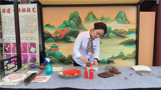 黄粱梦吕仙祠景区讲解员体验非遗传拓技艺