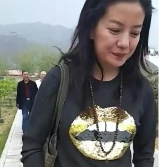 拔出萝卜带出泥！49岁赵薇近况再曝，事业婚姻双失败，丑闻太恶劣