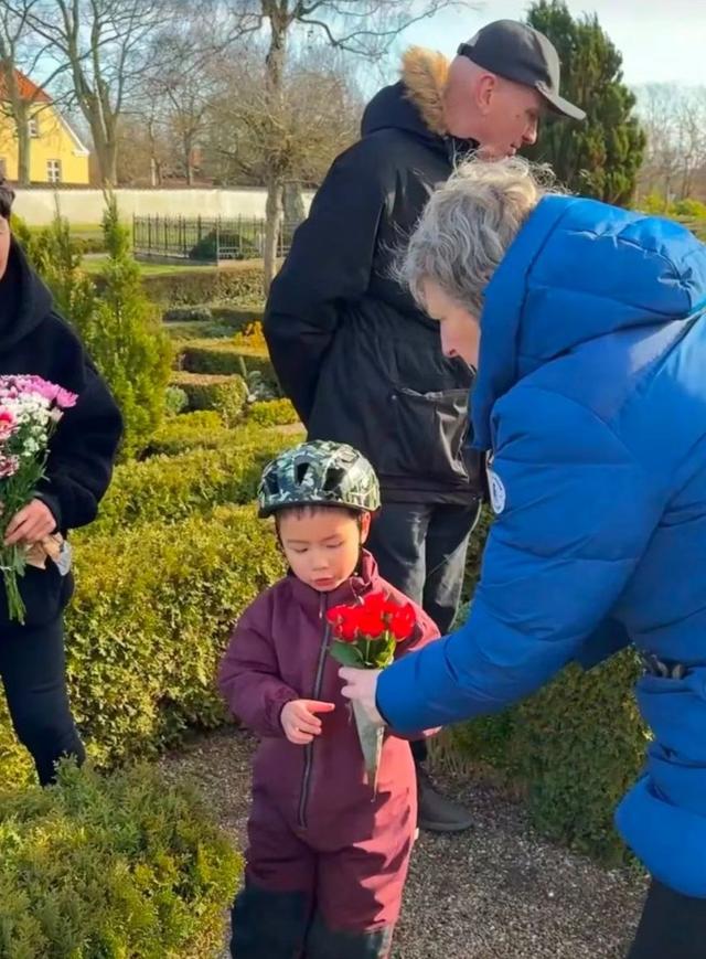 丹麦男友去世后，东北姑娘仍为他生下遗腹子，公婆送她一栋房子！
