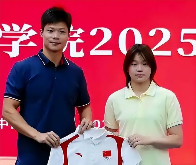 全红婵铜像进校园引热议，意外暴露她“真实处境”，令人心疼