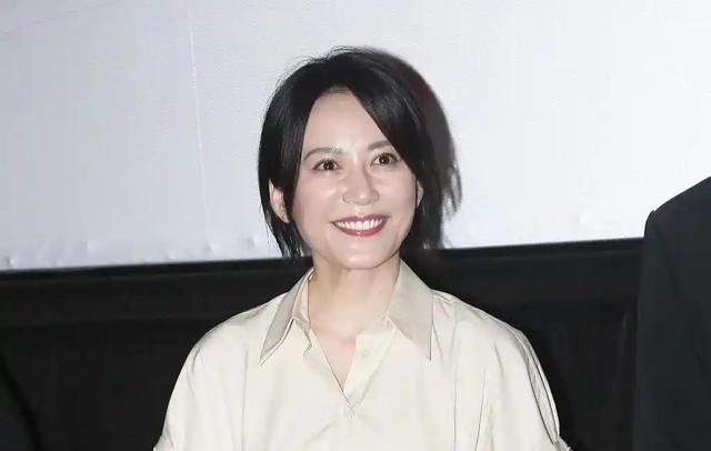 至今未婚未育，身边却有男人陪了近20年！54岁的她才是人间通透