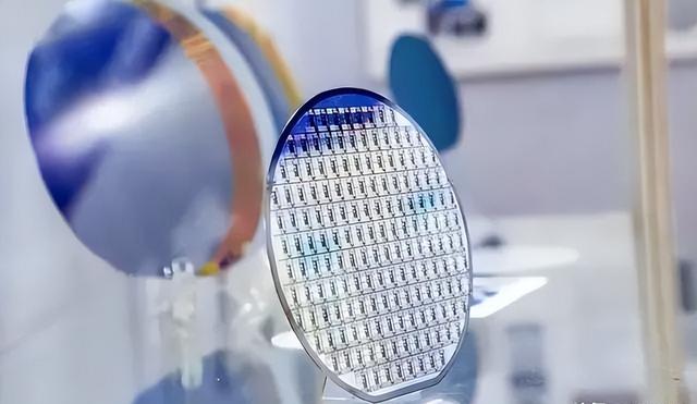 中国大力发展芯片，但全球90%光刻胶都是日本产，若卡脖子该咋办