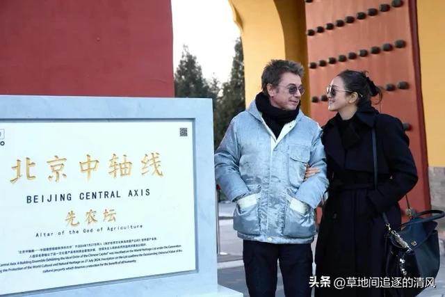 59岁的巩俐和77岁丈夫北京街头游客照，幸福又温馨的样子！ ​​​