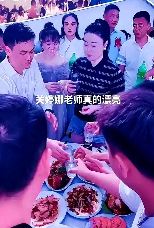 关婷娜回黑龙江老家参加婚礼，当证婚人，穿热裤登台引争议